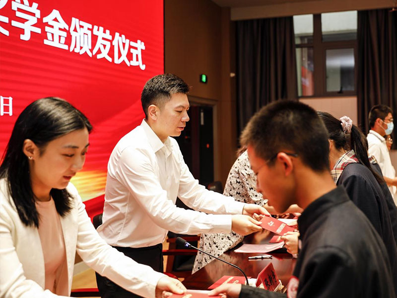 ��ӯ��ɷ�����һ����ح����ǰ�� �����³�